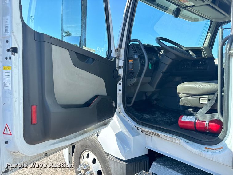 image for item MV9057 2020 Volvo VNL semi truck