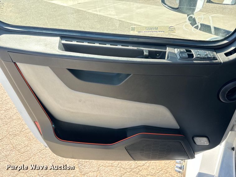 image for item MV9057 2020 Volvo VNL semi truck