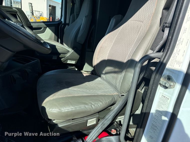 image for item MV9057 2020 Volvo VNL semi truck