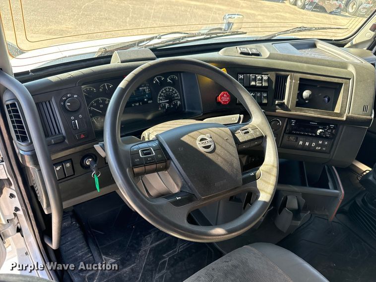 image for item MV9057 2020 Volvo VNL semi truck