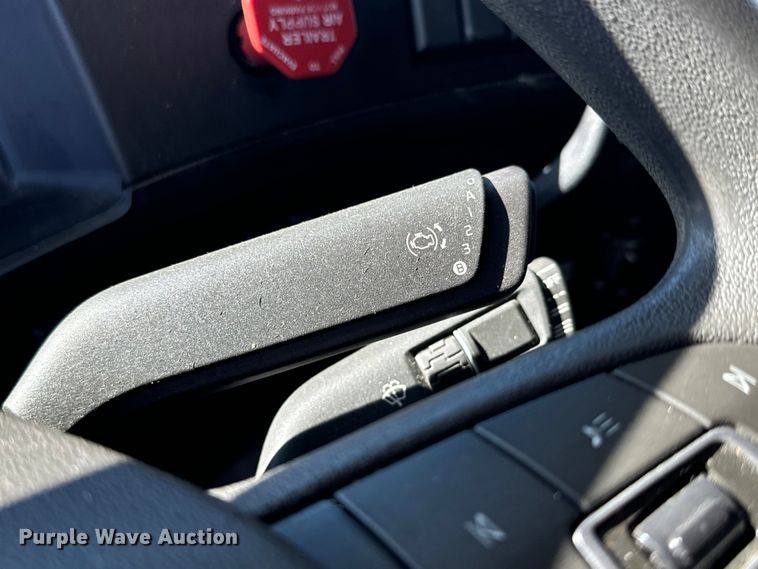 image for item MV9057 2020 Volvo VNL semi truck