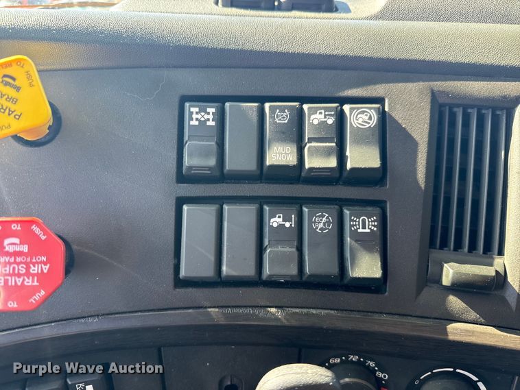 image for item MV9057 2020 Volvo VNL semi truck