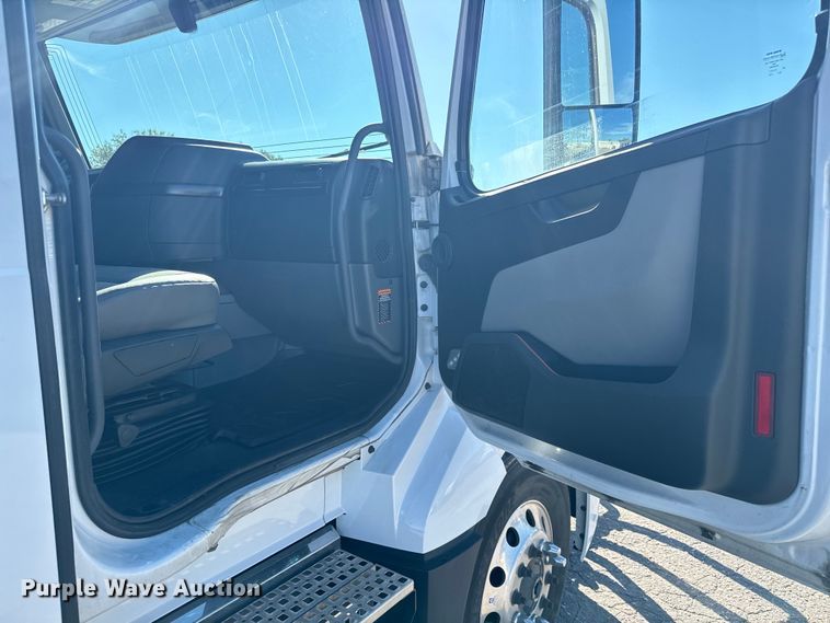 image for item MV9057 2020 Volvo VNL semi truck