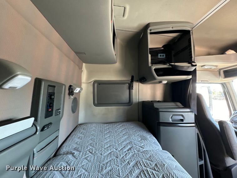 image for item MV9057 2020 Volvo VNL semi truck