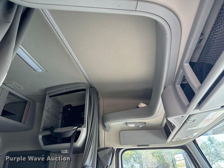 image for item MV9057 2020 Volvo VNL semi truck