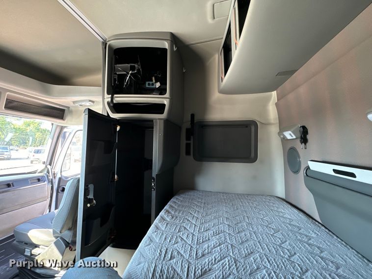 image for item MV9057 2020 Volvo VNL semi truck