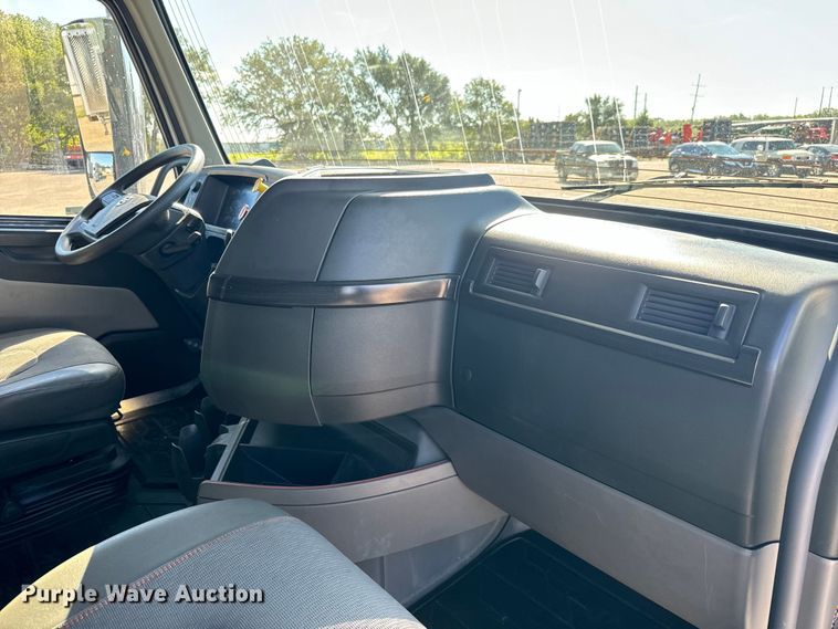 image for item MV9057 2020 Volvo VNL semi truck