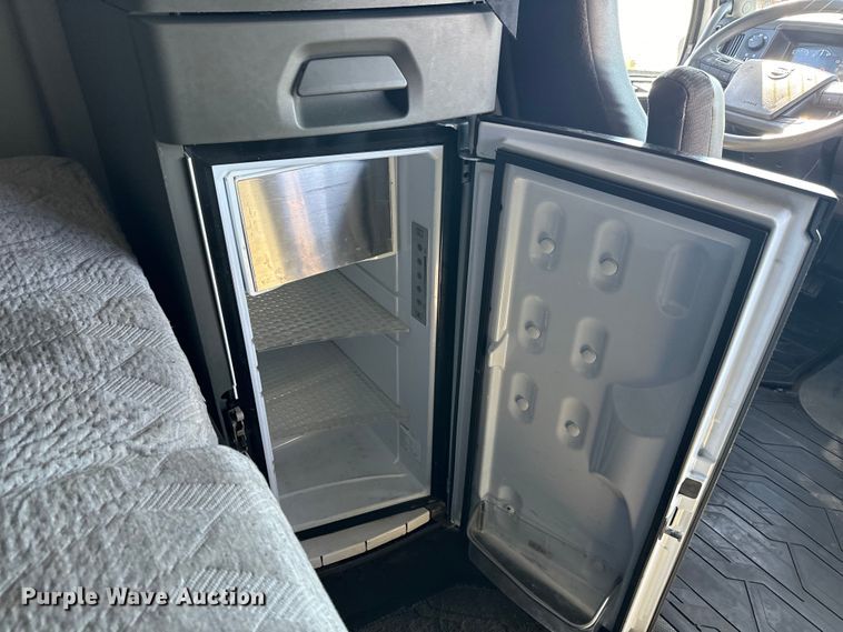 image for item MV9057 2020 Volvo VNL semi truck