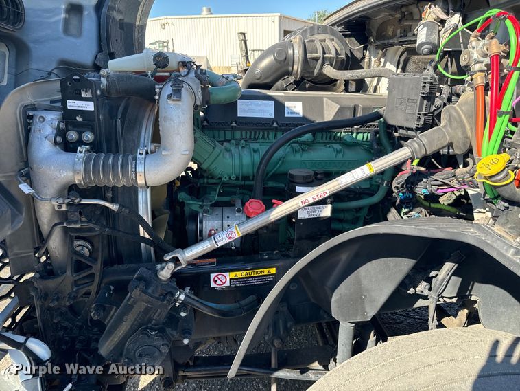 image for item MV9057 2020 Volvo VNL semi truck