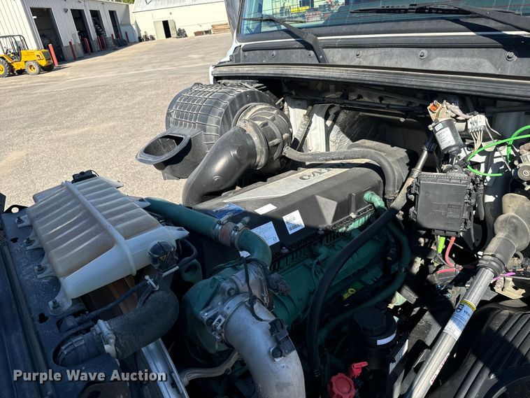 image for item MV9057 2020 Volvo VNL semi truck