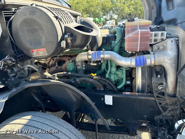 image for item MV9057 2020 Volvo VNL semi truck