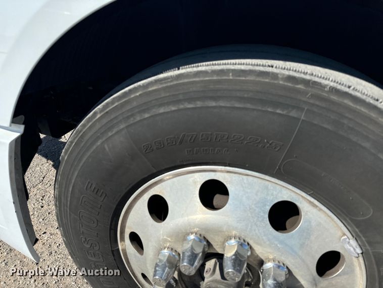 image for item MV9057 2020 Volvo VNL semi truck