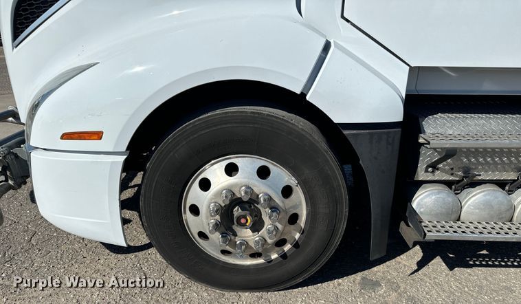 image for item MV9057 2020 Volvo VNL semi truck