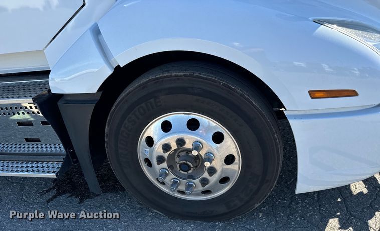 image for item MV9057 2020 Volvo VNL semi truck