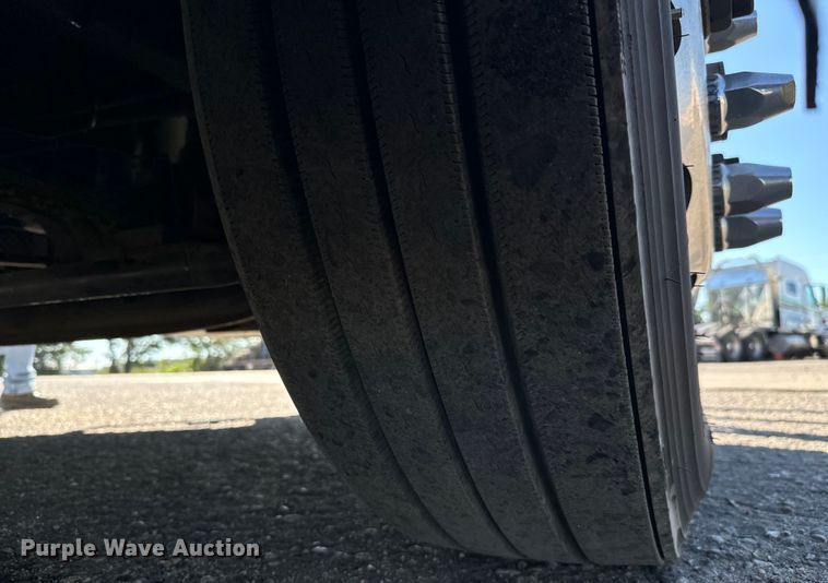 image for item MV9057 2020 Volvo VNL semi truck