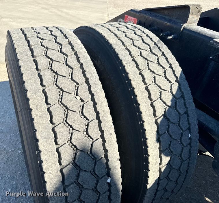 image for item MV9057 2020 Volvo VNL semi truck