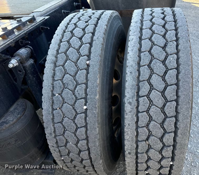 image for item MV9057 2020 Volvo VNL semi truck