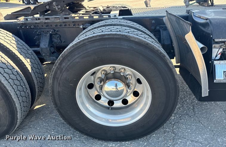 image for item MV9057 2020 Volvo VNL semi truck