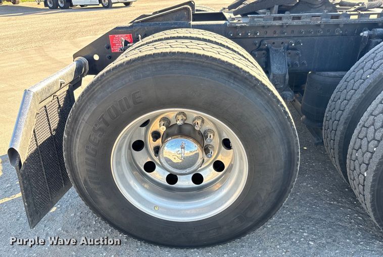 image for item MV9057 2020 Volvo VNL semi truck