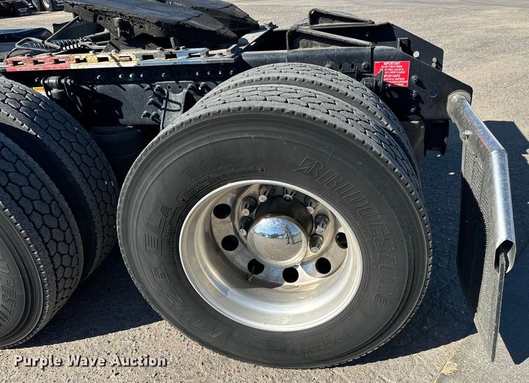 image for item MV9057 2020 Volvo VNL semi truck