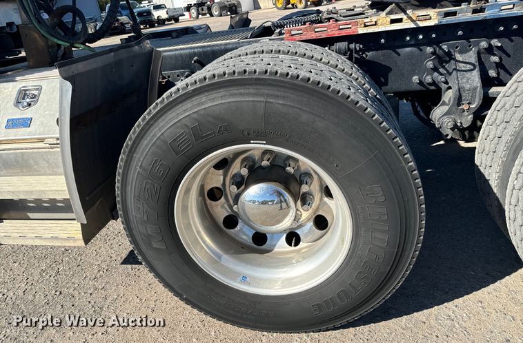 image for item MV9057 2020 Volvo VNL semi truck