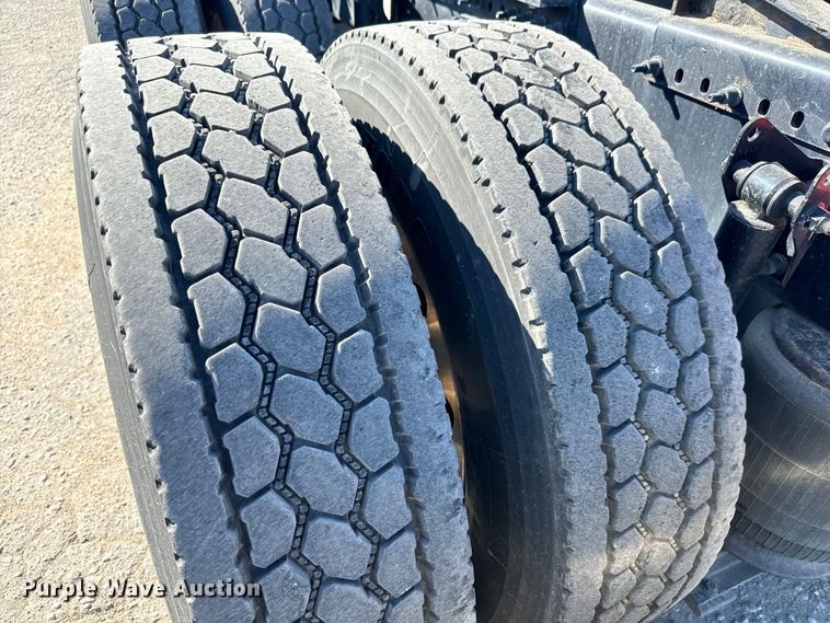 image for item MV9057 2020 Volvo VNL semi truck