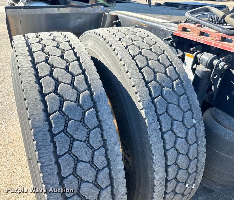 image for item MV9057 2020 Volvo VNL semi truck