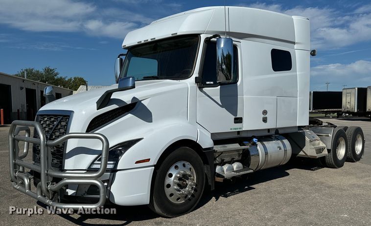 image for item MV9058 2020 Volvo VNL semi truck