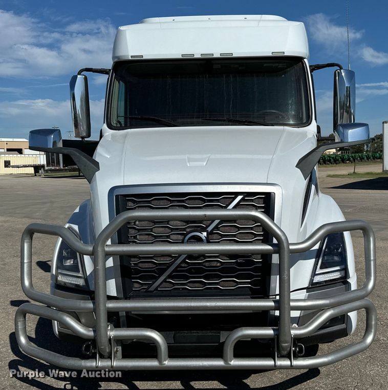 image for item MV9058 2020 Volvo VNL semi truck