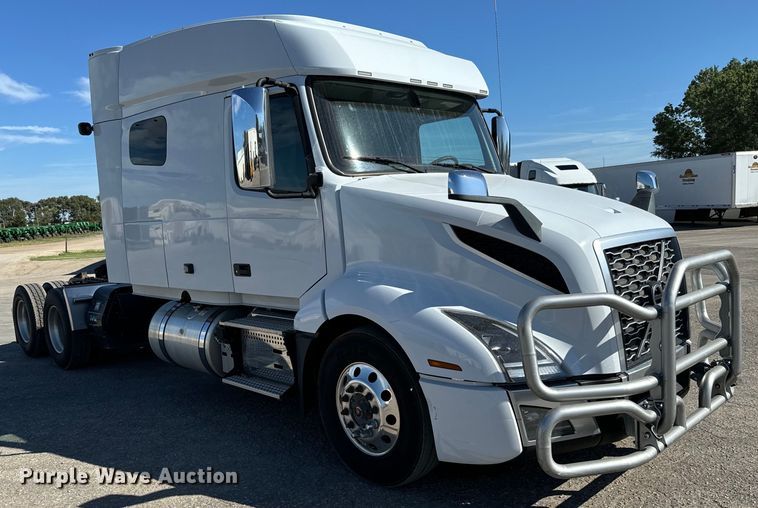 image for item MV9058 2020 Volvo VNL semi truck