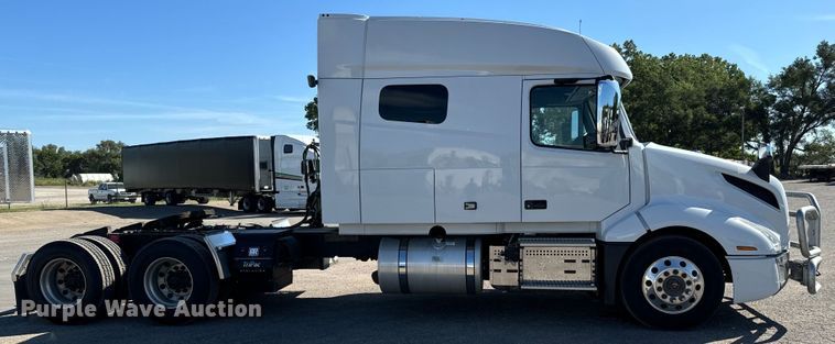 image for item MV9058 2020 Volvo VNL semi truck