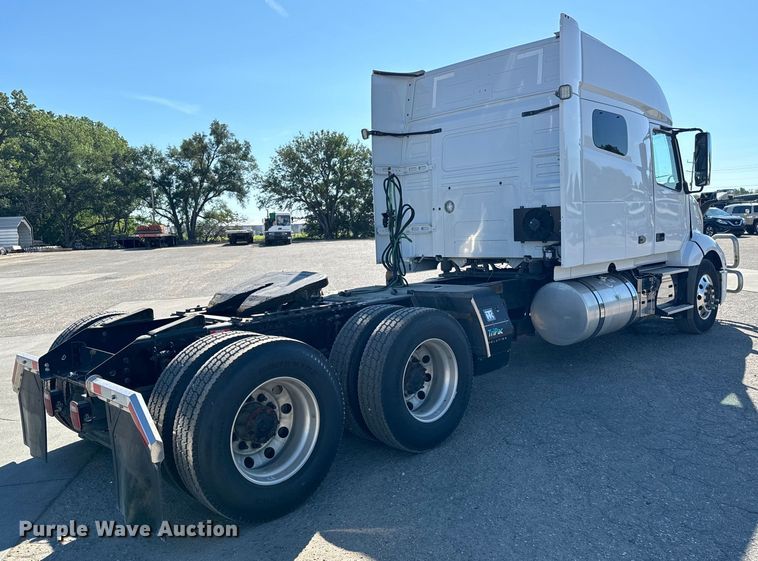 image for item MV9058 2020 Volvo VNL semi truck