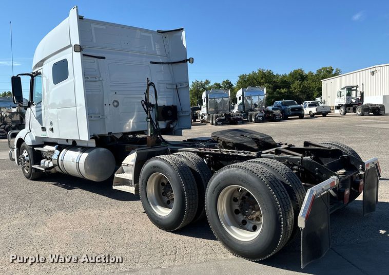 image for item MV9058 2020 Volvo VNL semi truck