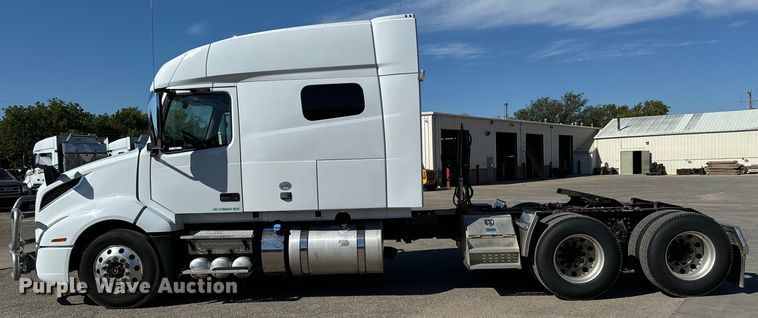 image for item MV9058 2020 Volvo VNL semi truck