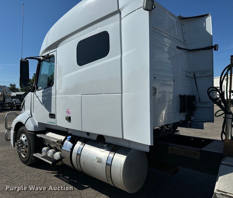 image for item MV9058 2020 Volvo VNL semi truck