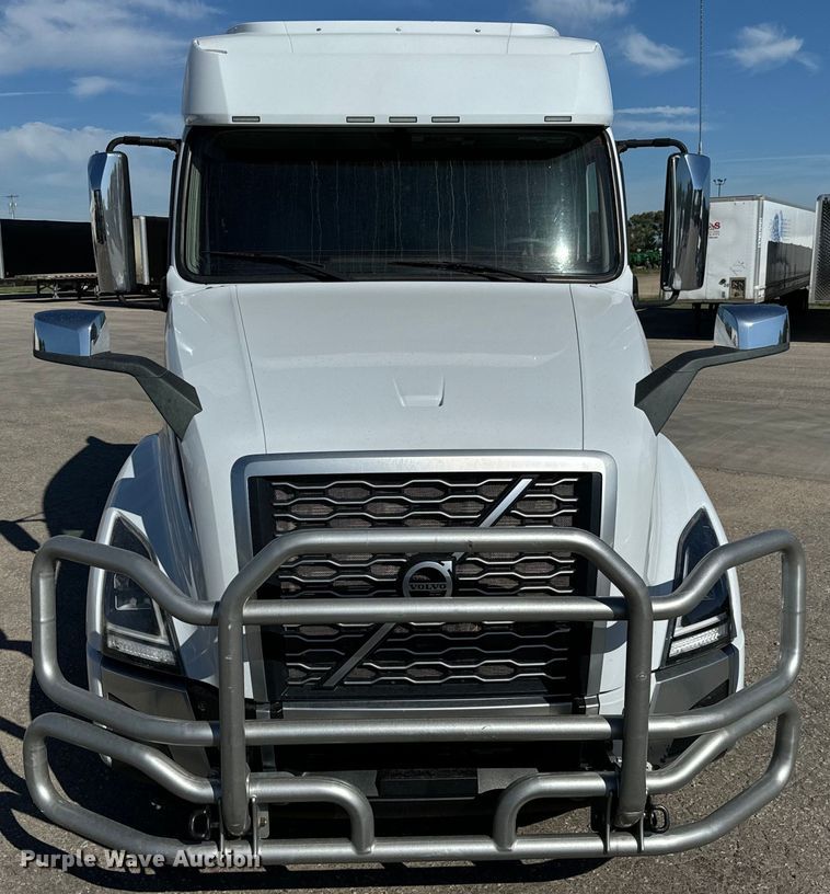 image for item MV9058 2020 Volvo VNL semi truck