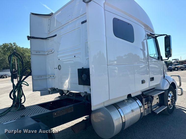 image for item MV9058 2020 Volvo VNL semi truck