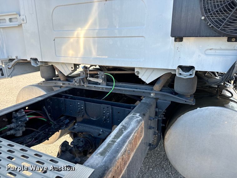 image for item MV9058 2020 Volvo VNL semi truck