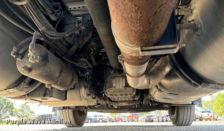 image for item MV9058 2020 Volvo VNL semi truck