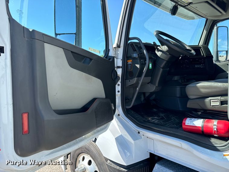 image for item MV9058 2020 Volvo VNL semi truck