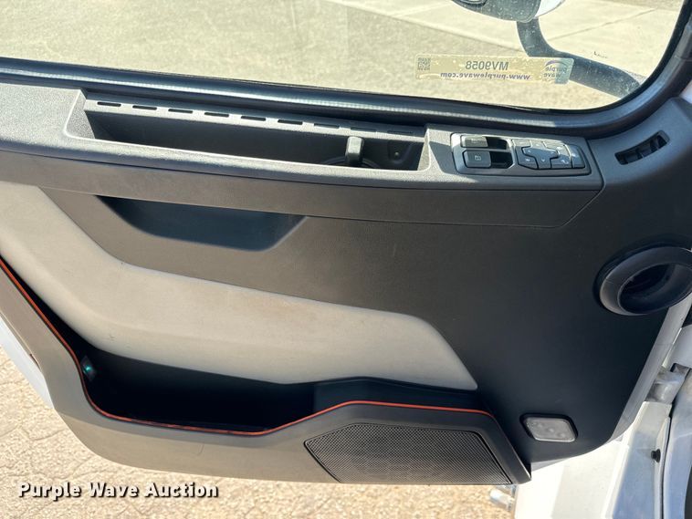 image for item MV9058 2020 Volvo VNL semi truck