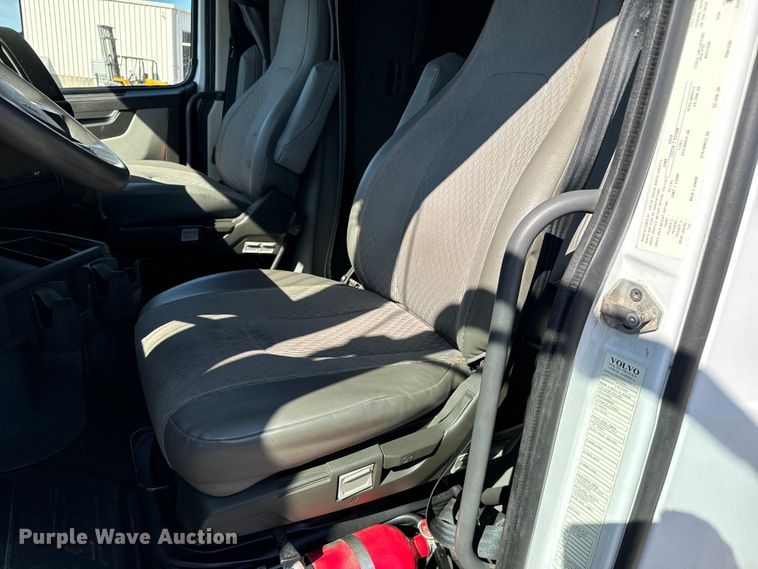 image for item MV9058 2020 Volvo VNL semi truck