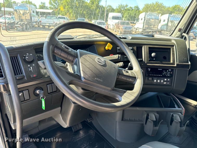image for item MV9058 2020 Volvo VNL semi truck