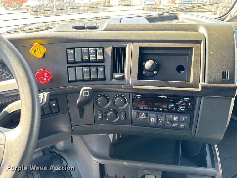 image for item MV9058 2020 Volvo VNL semi truck