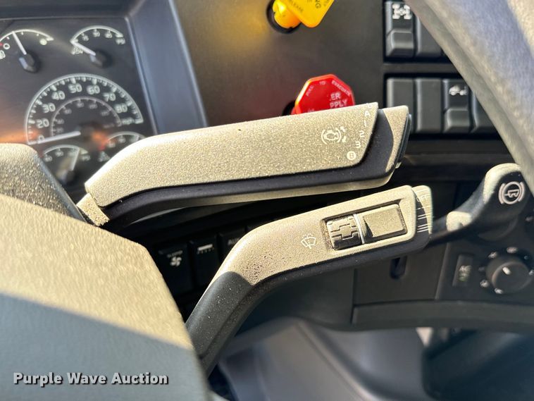 image for item MV9058 2020 Volvo VNL semi truck