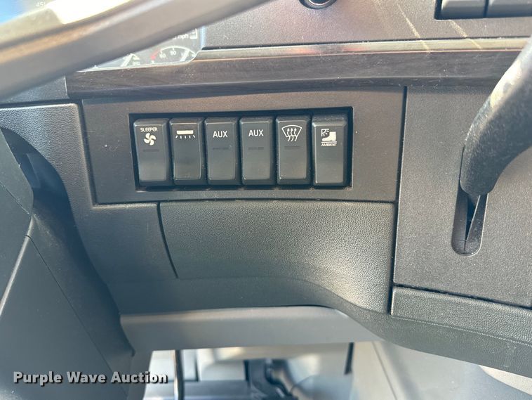 image for item MV9058 2020 Volvo VNL semi truck