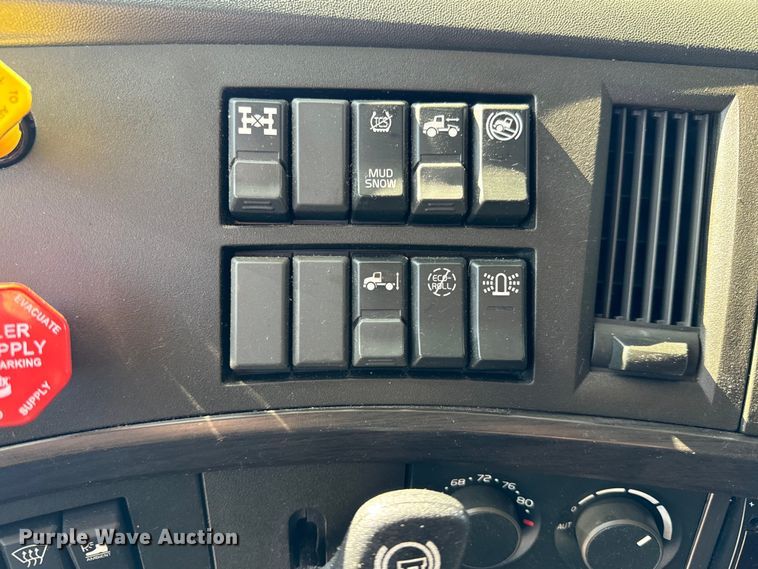 image for item MV9058 2020 Volvo VNL semi truck