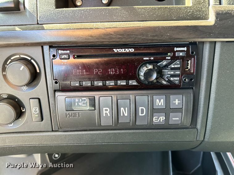 image for item MV9058 2020 Volvo VNL semi truck