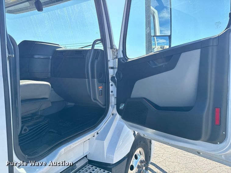 image for item MV9058 2020 Volvo VNL semi truck