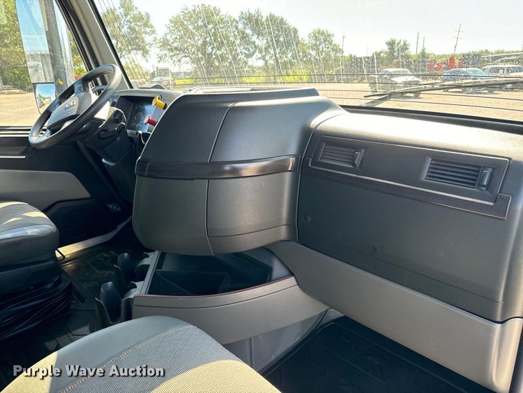 image for item MV9058 2020 Volvo VNL semi truck